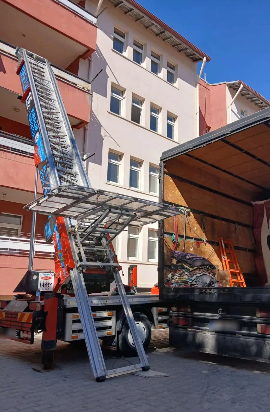 Eskişehir Parça Eşya Taşıma – cephe asansörüyle eşyaların kamyona yüklenmesi